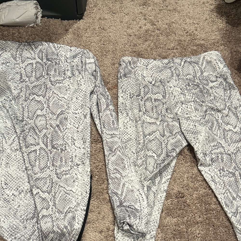 Nike Women’s White Snake-Print Leggings and Long-Sleeve Zip Top Set - Picture 10 of 15